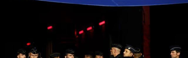 开云app下载-4000警力+3任元首共捍“团结”，法以之战仍出乱子