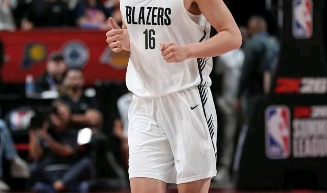 杨瀚森闪耀NBA夏季联赛，开拓者半场占优